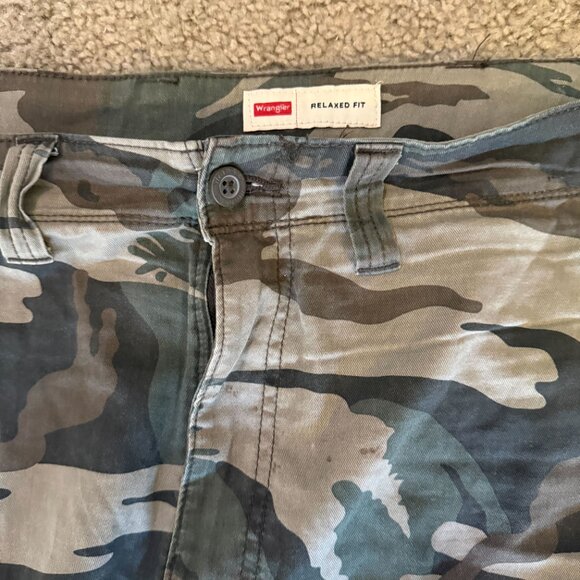 Wrangler Relaxed Fit Camouflage Shorts | Big & Tall | Size 46 - Picture 3 of 4
